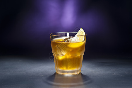 鸡尾酒热带静物黄色水果影棚威士忌钉子玻璃琥珀色冰块图片