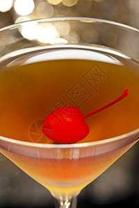 鸡尾酒静物液体影棚金子红色黄色琥珀色热带饮料图片