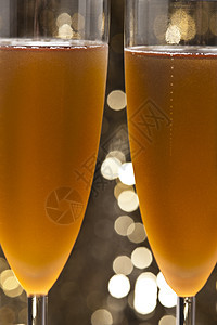 闪光背景面前的香杯玻璃紫色调酒师庆典饮料纽带反射工作室酒保金子休息室图片