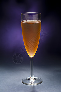 蓝色紫色背景前的香杯玻璃庆典派对休息室工作室酒保饮料器皿俱乐部金子调酒师图片