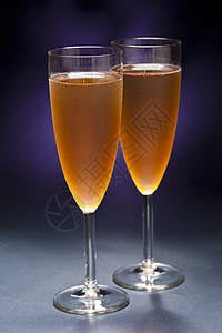 蓝色紫色背景前的香杯玻璃派对饮料调酒师器皿原野酒保休息室金子反射庆典图片