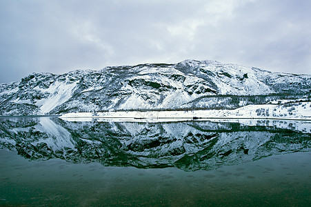 挪威Fjord山峰的反射图片