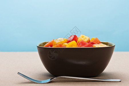 一碗混合热带水果沙拉盘子午餐小吃食物菠萝种子早餐甜点西瓜宏观背景图片