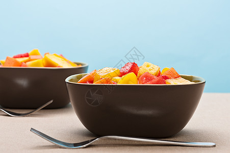 两碗混合热带水果沙拉食物甜点小吃西瓜盘子宏观早餐营养菠萝种子图片