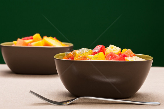 两碗混合热带水果沙拉午餐西瓜食物宏观营养小吃维生素早餐种子盘子图片