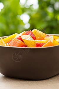 一碗混合热带水果沙拉营养早餐小吃盘子立方体种子维生素宏观甜点食物图片