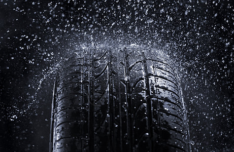 雨轮胎凹槽飞沫水滴雨林下雨黑色车轮橡皮图片