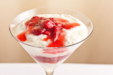 用草莓和酸奶布丁制成的层层甜点勺子牛奶奶油食物水果小吃玻璃盘子奶制品果味图片