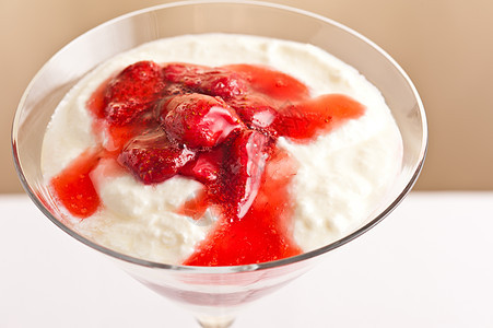 用草莓和酸奶布丁制成的层层甜点勺子食物牛奶营养玻璃水果盘子奶油果味产品图片