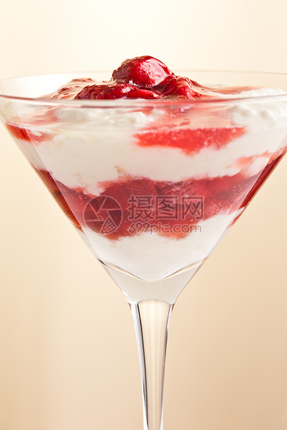 用草莓和酸奶布丁制成的层层甜点水果食物勺子奶油营养小吃奶制品牛奶玻璃果味图片