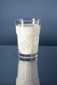 牛奶奶饮料玻璃反射图片