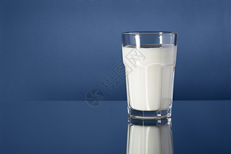 牛奶奶蓝色反光反射玻璃白色背景图片
