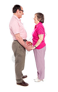 男人和女人互相牵手图片