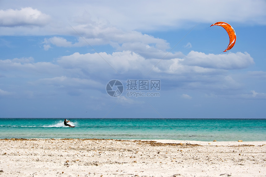 意大利的洗风风机游泳蓝色支撑海岸假期旅行阳光享受海景风筝图片