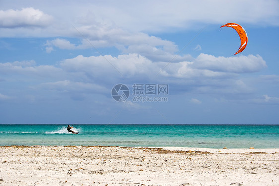 意大利的洗风风机游泳蓝色支撑海岸假期旅行阳光享受海景风筝图片