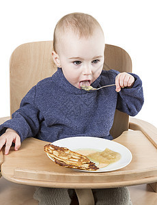 以高椅子吃饭的幼儿营养品饼子木头儿童勺子饮食婴儿高脚椅食物木材图片