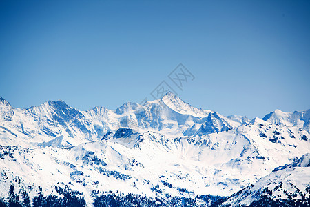 山上有高山小路旅行冻结滑雪板太阳季节天空暴风雪高度全景图片