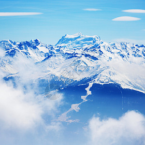 山上有高山岩石阳光顶峰滑雪运动冰川旅行旅游暴风雪季节图片