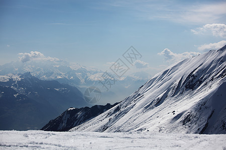 山上有高山暴风雪天空冰川活动太阳冻结顶峰滑雪旅游风景图片