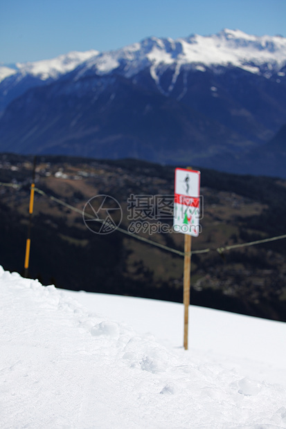 山上有高山季节松树运动阳光冰川高度滑雪天空全景旅行图片