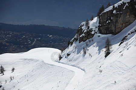山上有高山单板全景顶峰滑雪活动暴风雪阳光岩石运动爬坡图片