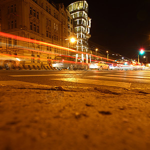 夜夜市街运动城市辉光景观蓝色汽车市中心驾驶速度场景图片
