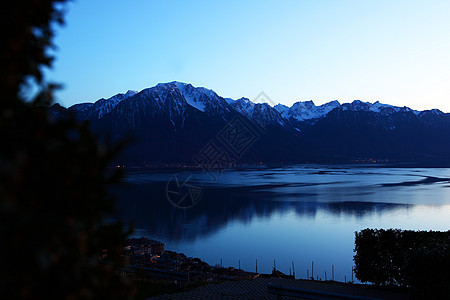 湖湖基因山脉涟漪帆船村庄崎岖场景山峰蓝色远景反射图片