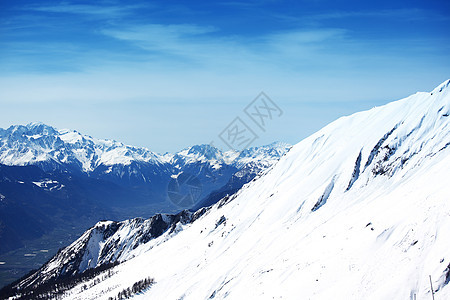 山上有高山太阳松树冻结冰川旅行蓝色季节顶峰阳光云杉图片