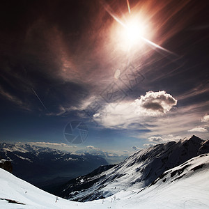 山上有高山旅游运动暴风雪远足活动旅行风景单板冰川季节图片