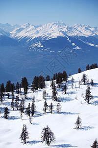 山上有高山顶峰冻结高度天空小路全景暴风雪滑雪板运动太阳图片