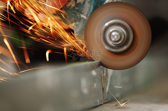 金属锯切安全生产磨床旋转钻石机械研磨车轮工人圆圈图片