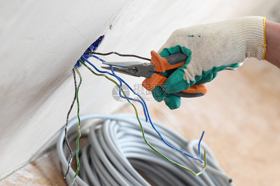 工人放电线安装维修修理工电气力量男人男性电工接线房子图片