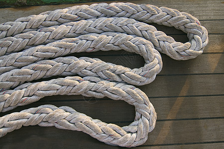 甲板上的绳索航海灰色条纹电缆海洋白色水平血管航行编织图片