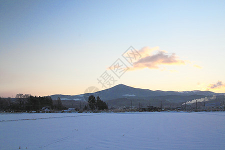 雪田和山丘场地日落季节白色太阳蓝色雪原天空阳光图片