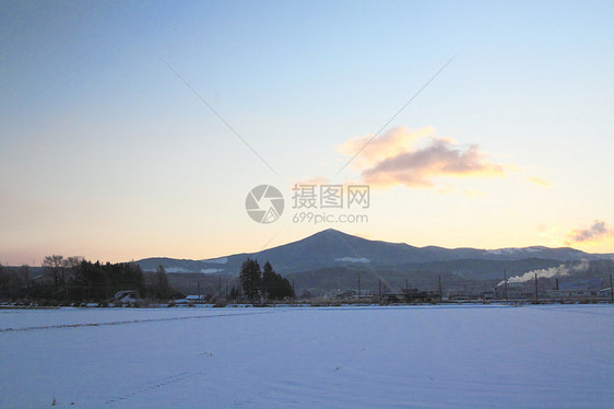 雪田和山丘场地日落季节白色太阳蓝色雪原天空阳光图片