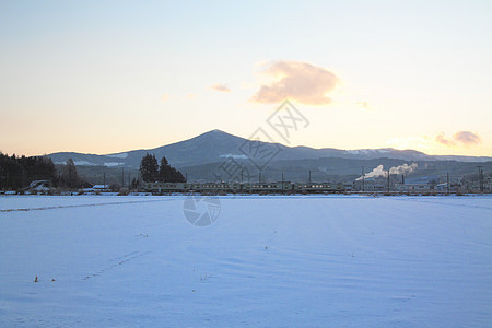 雪田和山丘雪原天空场地太阳白色日落季节阳光蓝色图片