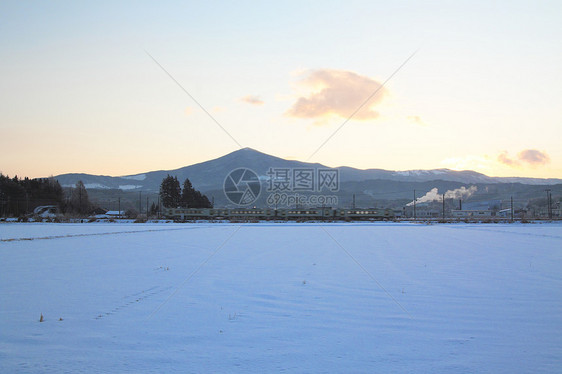 雪田和山丘雪原天空场地太阳白色日落季节阳光蓝色图片