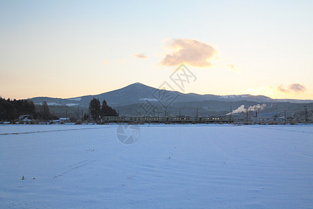 雪田和山丘天空白色季节日落雪原阳光蓝色场地太阳图片