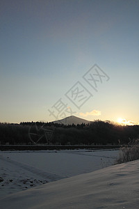 雪田和山丘太阳白色季节场地天空雪原阳光蓝色日落图片