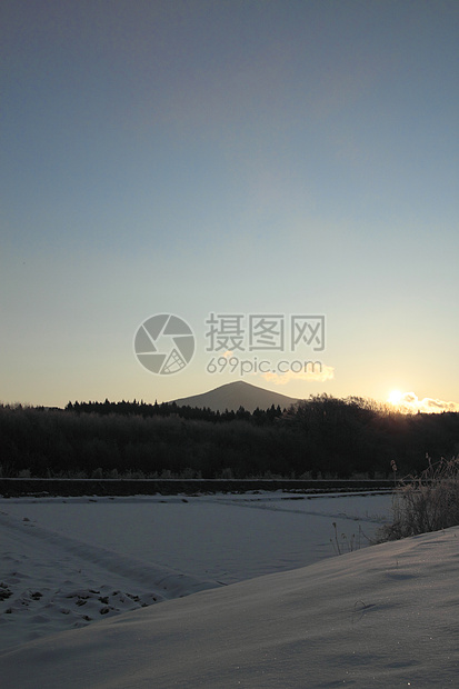 雪田和山丘太阳白色季节场地天空雪原阳光蓝色日落图片