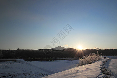 雪田和山丘季节蓝色天空日落场地白色阳光太阳雪原图片