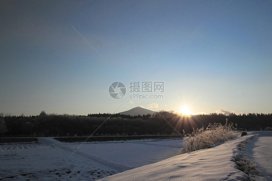 雪田和山丘季节蓝色天空日落场地白色阳光太阳雪原图片