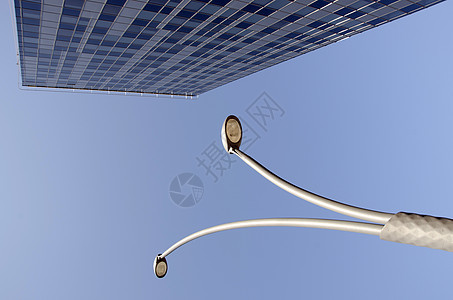 蓝色天空中的高玻璃建筑和街道灯图片