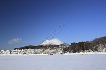 雪田和山丘太阳雪原天空阳光蓝色日落旅行白色场地图片