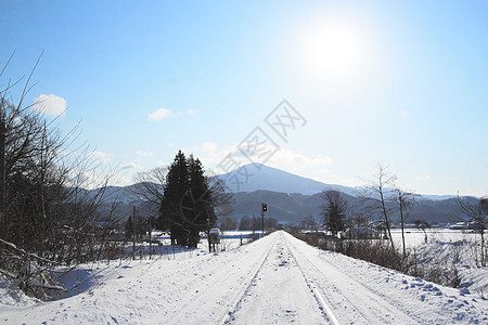 雪田和山丘日落白色天空阳光雪原场地太阳蓝色旅行图片