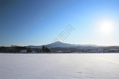 雪田和山丘白色天空场地旅行日落太阳蓝色阳光雪原背景图片