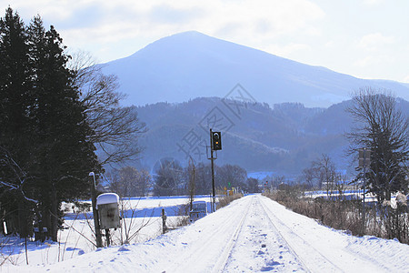 雪田和山丘旅行太阳阳光白色日落蓝色雪原场地天空图片