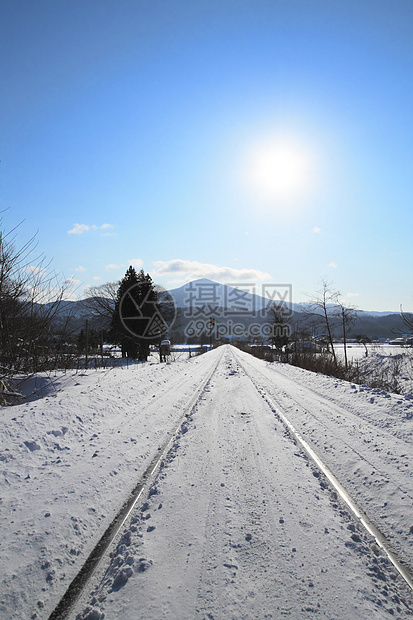 雪田和山丘太阳旅行日落天空白色阳光场地雪原蓝色图片