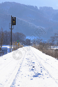 雪田和铁路天空雪原旅行蓝色场地阳光太阳白色日落图片