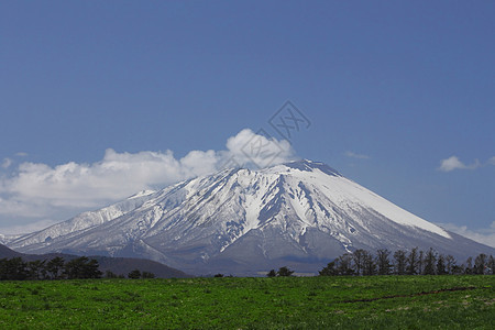 伊瓦特山和蓝天木头绿色蓝色森林天空季节图片